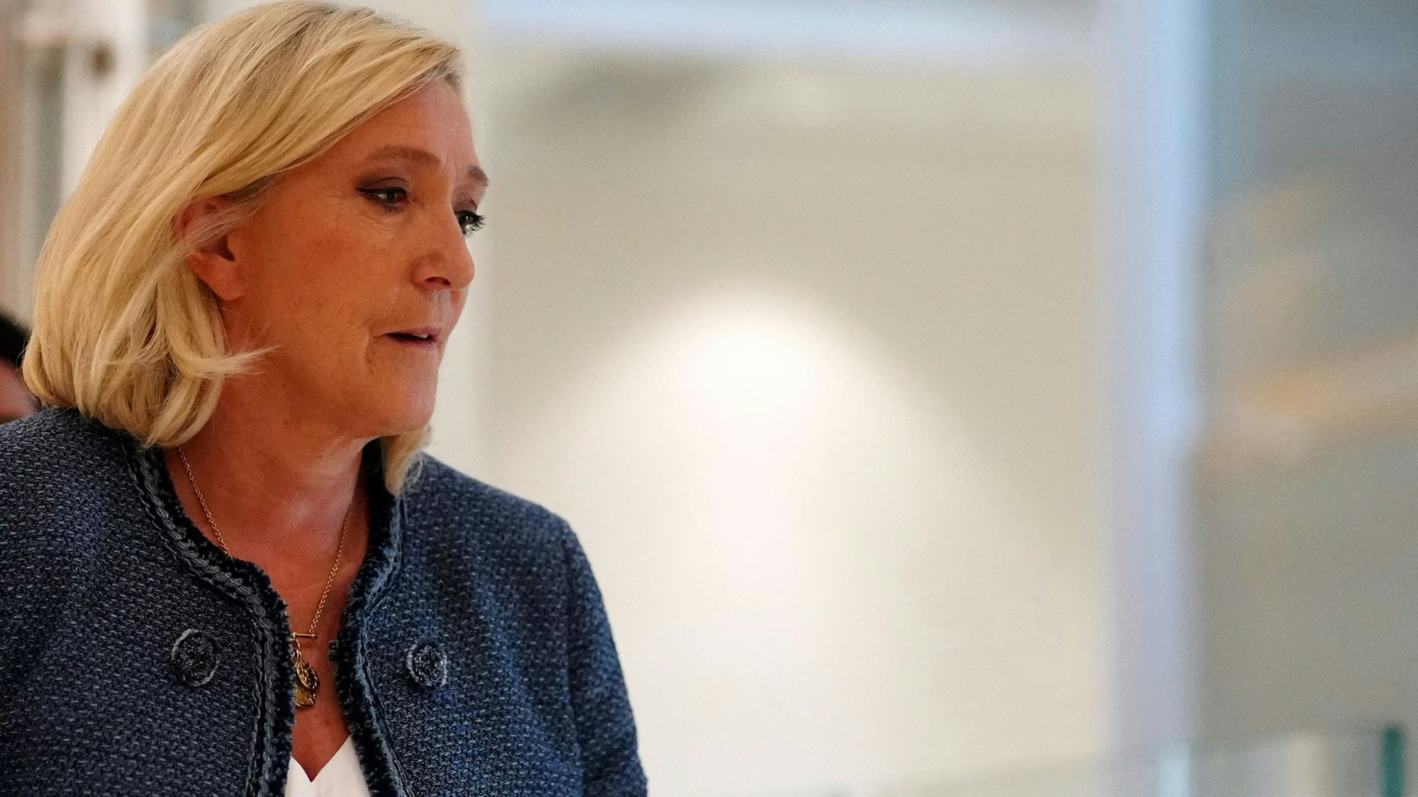 Die rechtsnationale französische Politikerin Marine Le Pen verlässt den Gerichtssaal, nachdem ein französisches Gericht sie in einem Veruntreuungsfall für schuldig befunden hat.