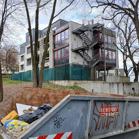 Ein Müllcontainer vor einem Altenheim.