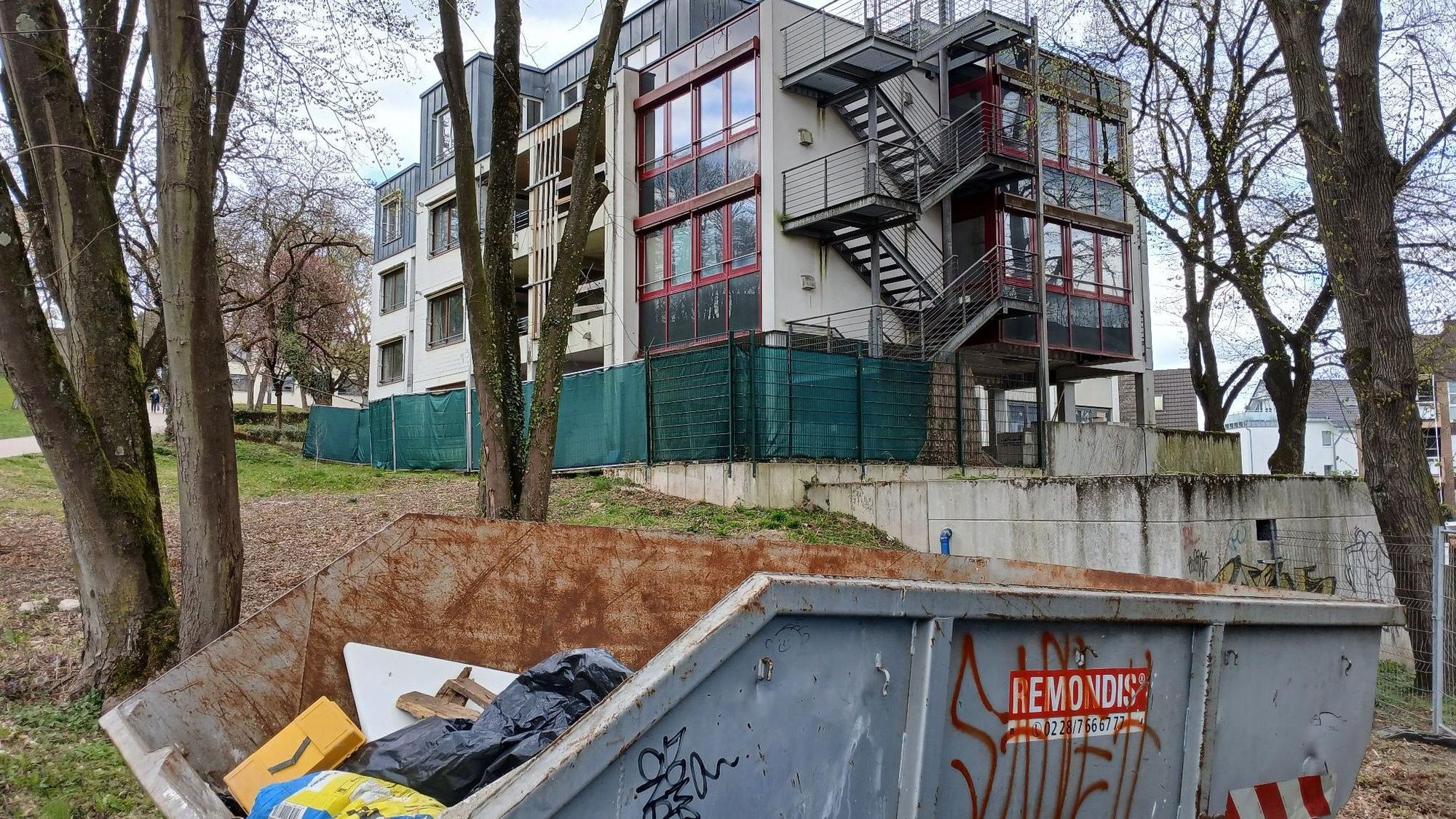 Ein Müllcontainer vor einem Altenheim.