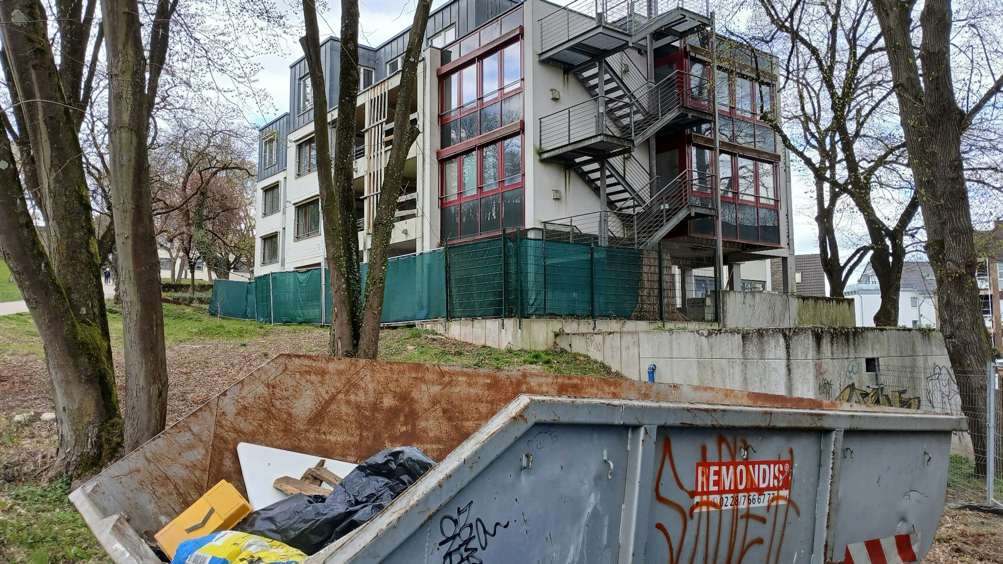 Ein Müllcontainer vor einem Altenheim.