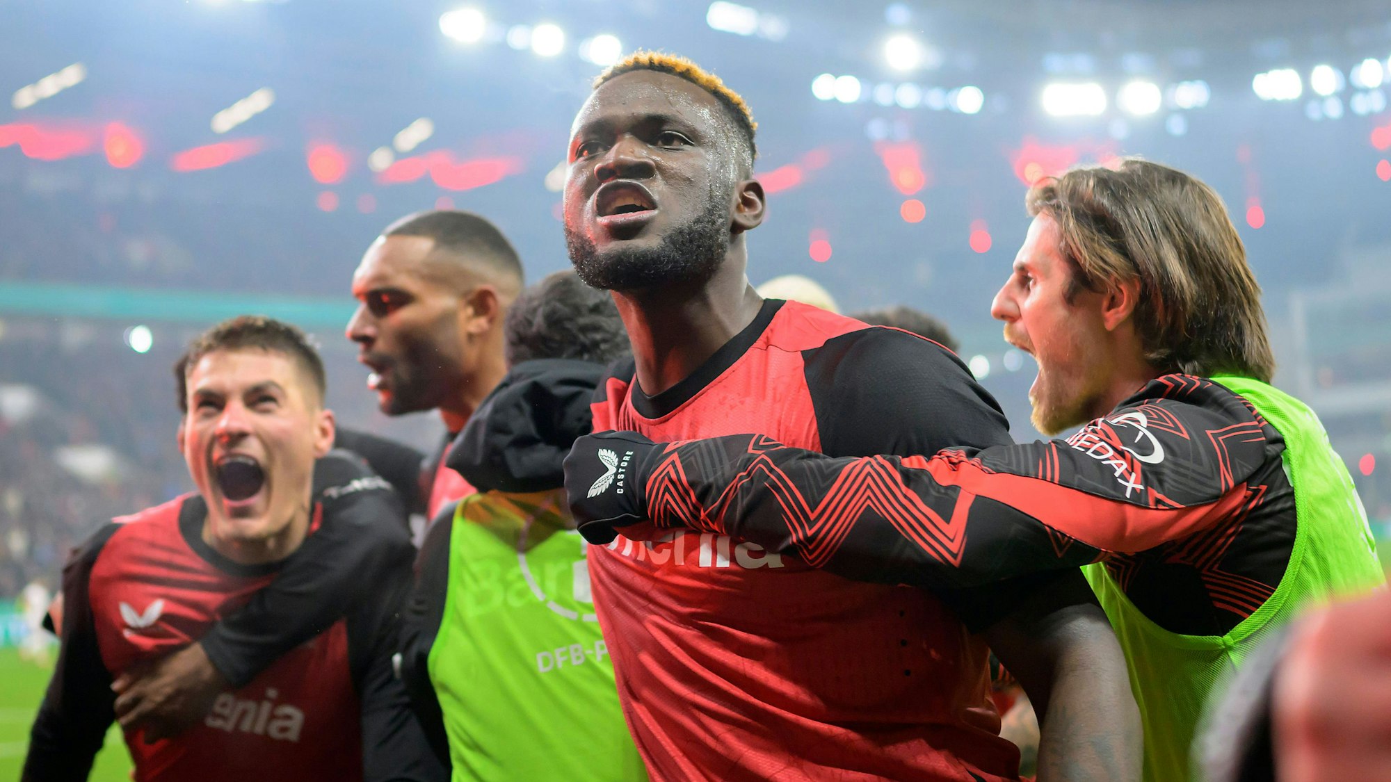 Jubel LEV um Patrik SCHICK LEV nach seinem Tor zum 2:2, v.l. Patrik SCHICK LEV, Jonathan TAH LEV, Victor BONIFACE LEV, Jonas HOFMANN LEV Fussball DFB Pokal Viertelfinale, Bayer 04 Leverkusen LEV - 1. FC Koeln K 3:2 n.V., am 05.02.2025 in Leverkusen/ Deutschland. DFL regulations prohibit any use of photographs as image sequences and/or quasi-video  *** Cheering LEV around Patrik SCHICK LEV after his goal to 2 2, from l Patrik SCHICK LEV , Jonathan TAH LEV , Victor BONIFACE LEV , Jonas HOFMANN LEV Soccer DFB Pokal Quarterfinal, Bayer 04 Leverkusen LEV 1 FC Koeln K 3 2 n V , on 05 02 2025 in Leverkusen Germany DFL regulations prohibit any use of photographs as image sequences and or quasi video Â