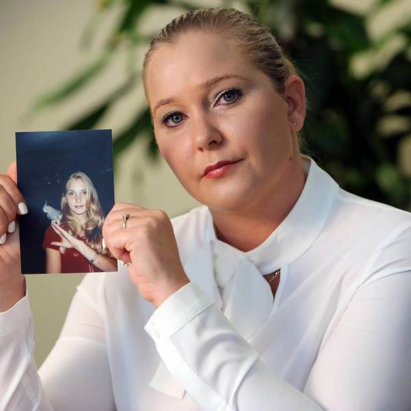 Virginia Roberts Giuffre, mit einem Foto von sich selbst als Teenager, als sie nach eigenen Angaben unter anderem von Jeffrey Epstein, Ghislaine Maxwell und Prinz Andrew missbraucht wurde.