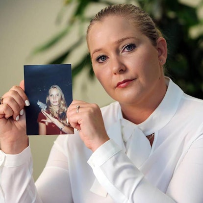 Virginia Roberts Giuffre, mit einem Foto von sich selbst als Teenager, als sie nach eigenen Angaben unter anderem von Jeffrey Epstein, Ghislaine Maxwell und Prinz Andrew missbraucht wurde.