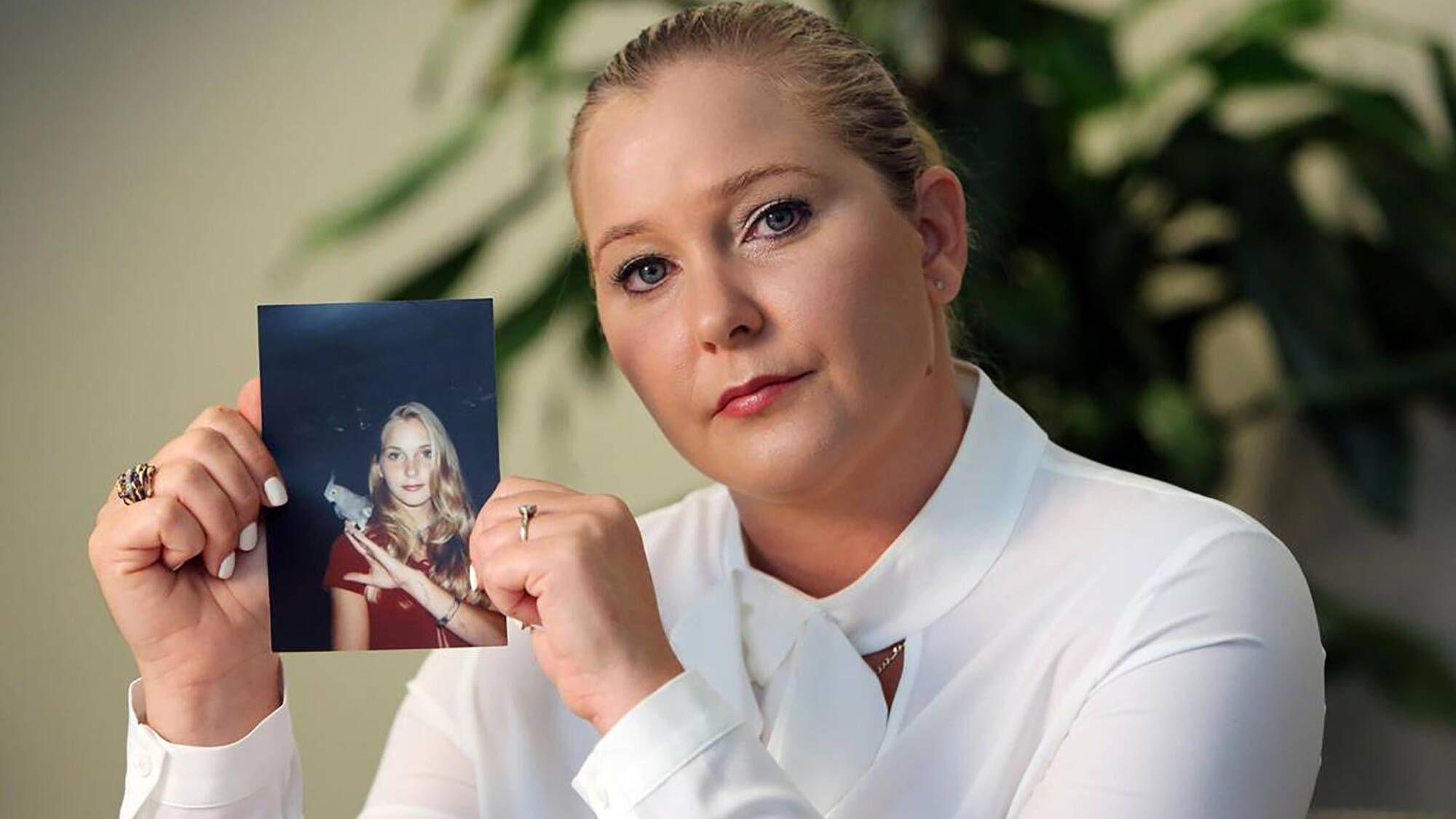 Virginia Roberts Giuffre mit einem Foto aus ihrer Jugend, mit dem sie ihre Vorwürfe gegen Jeffrey Epstein, Ghislaine Maxwell und Prinz Andrew untermauerte.