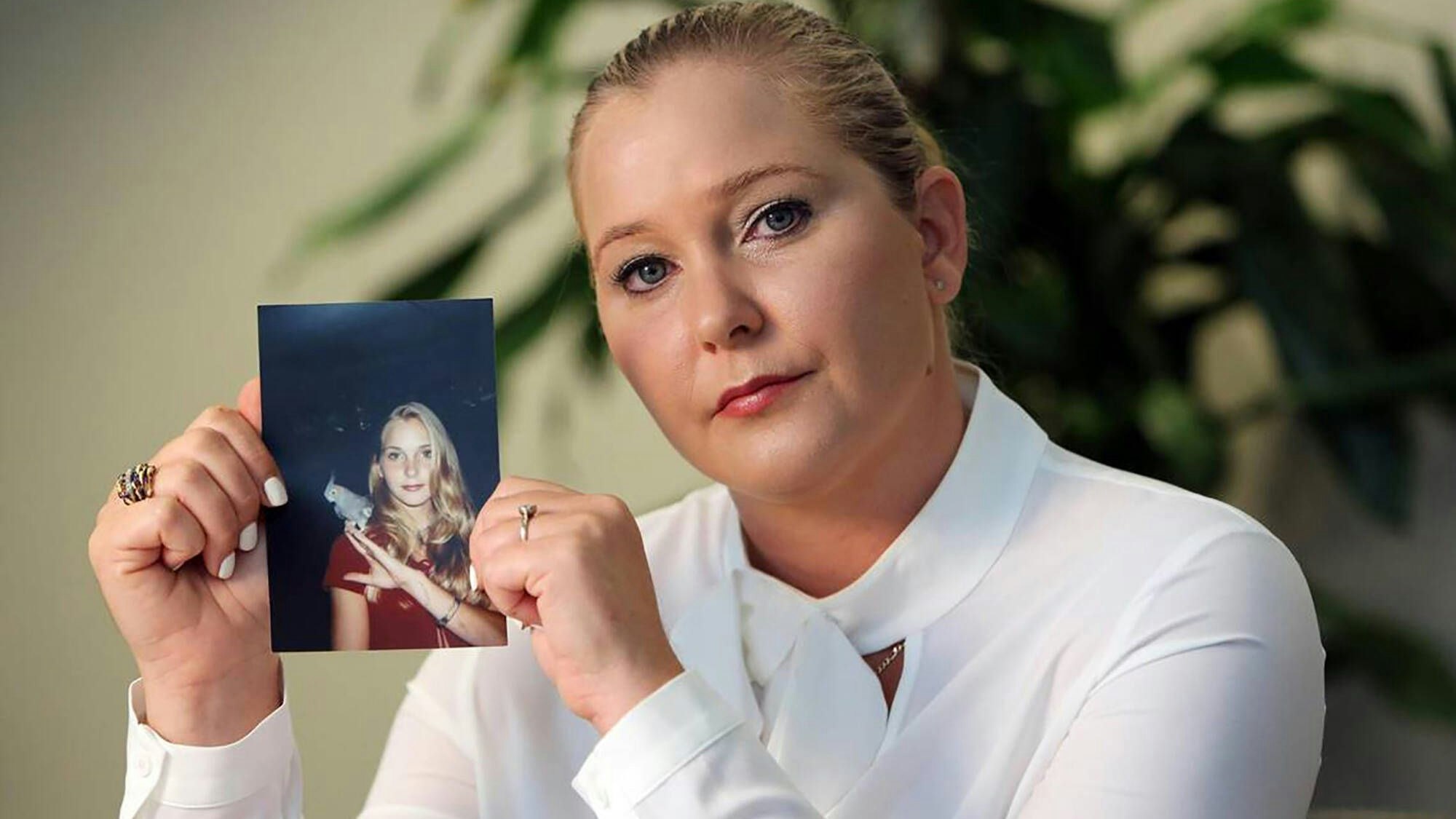 Virginia Roberts Giuffre mit einem Foto aus ihrer Jugend, mit dem sie ihre Vorwürfe gegen Jeffrey Epstein, Ghislaine Maxwell und Prinz Andrew untermauerte.