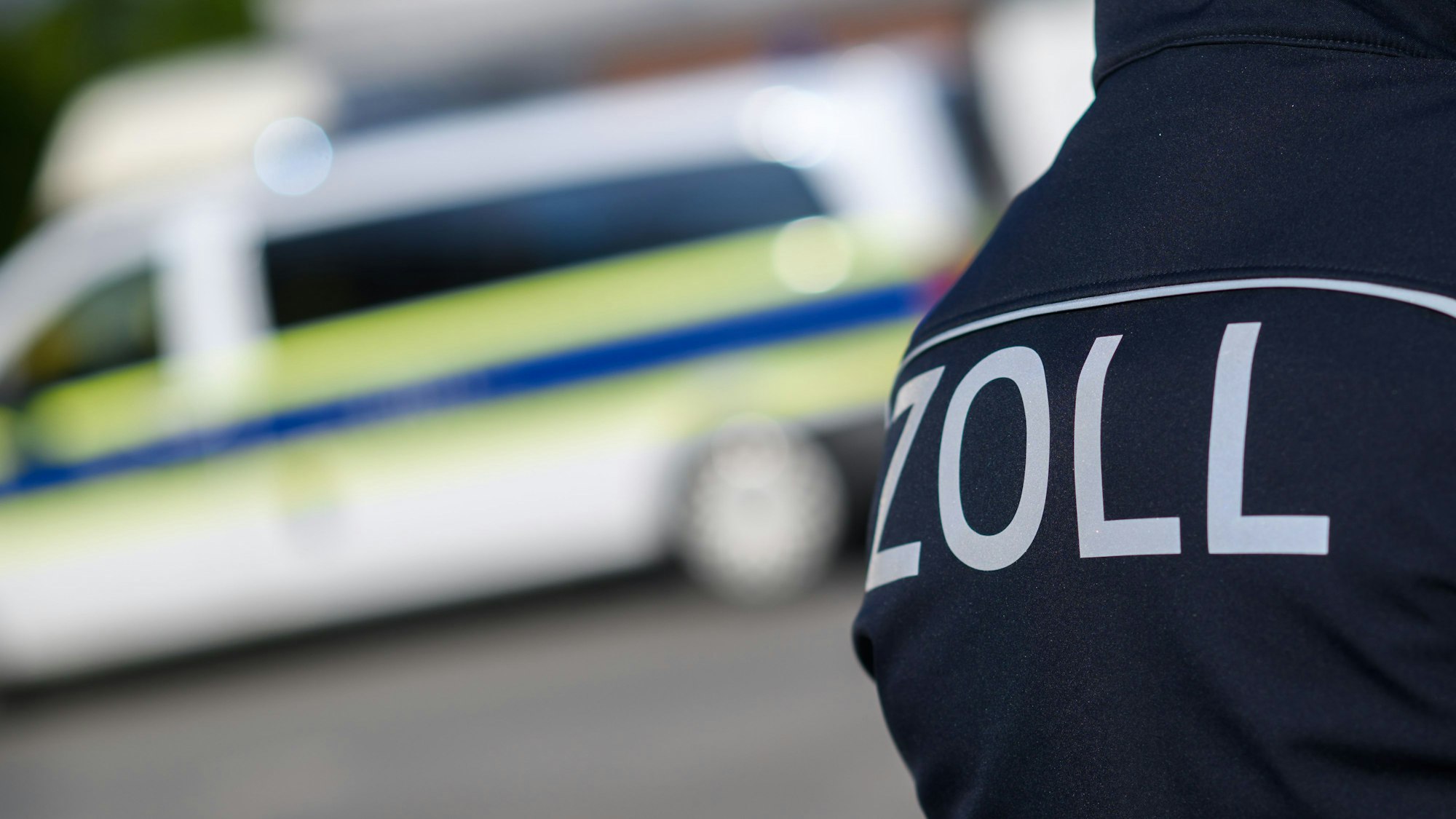 Zollbeamtinnen und -beamte stehen bei einer Kontrolle.