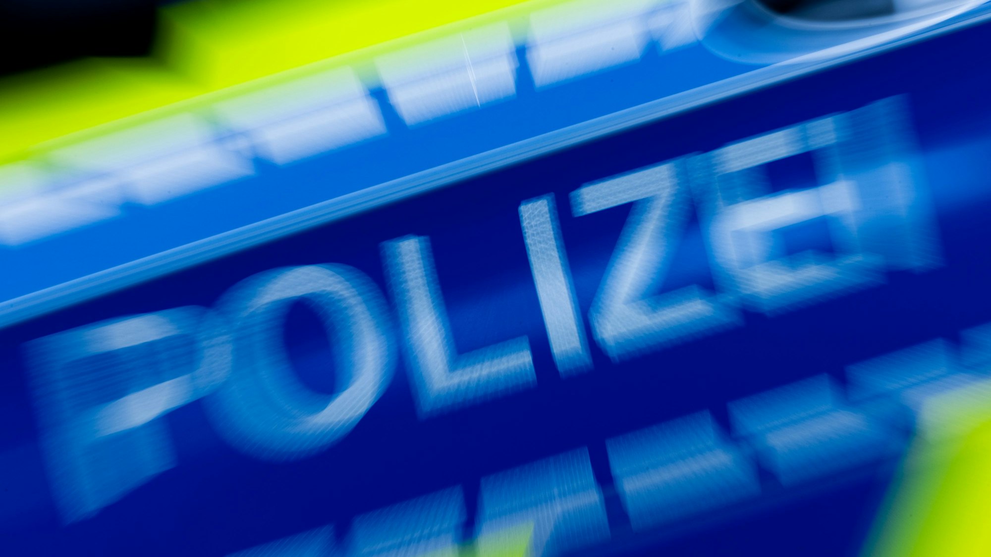 ARCHIV - 07.03.2024, Nordrhein-Westfalen, Düsseldorf: Ein Polizeiwagen im Einsatz. Nach einer Attacke, bei der ein 34-Jähriger niedergestochen wird, sucht die Polizei Zeugen. (Symbolbild) (zu dpa: «Mann bei Kneipenstreit mit Messer verletzt») Foto: Rolf Vennenbernd/dpa +++ dpa-Bildfunk +++