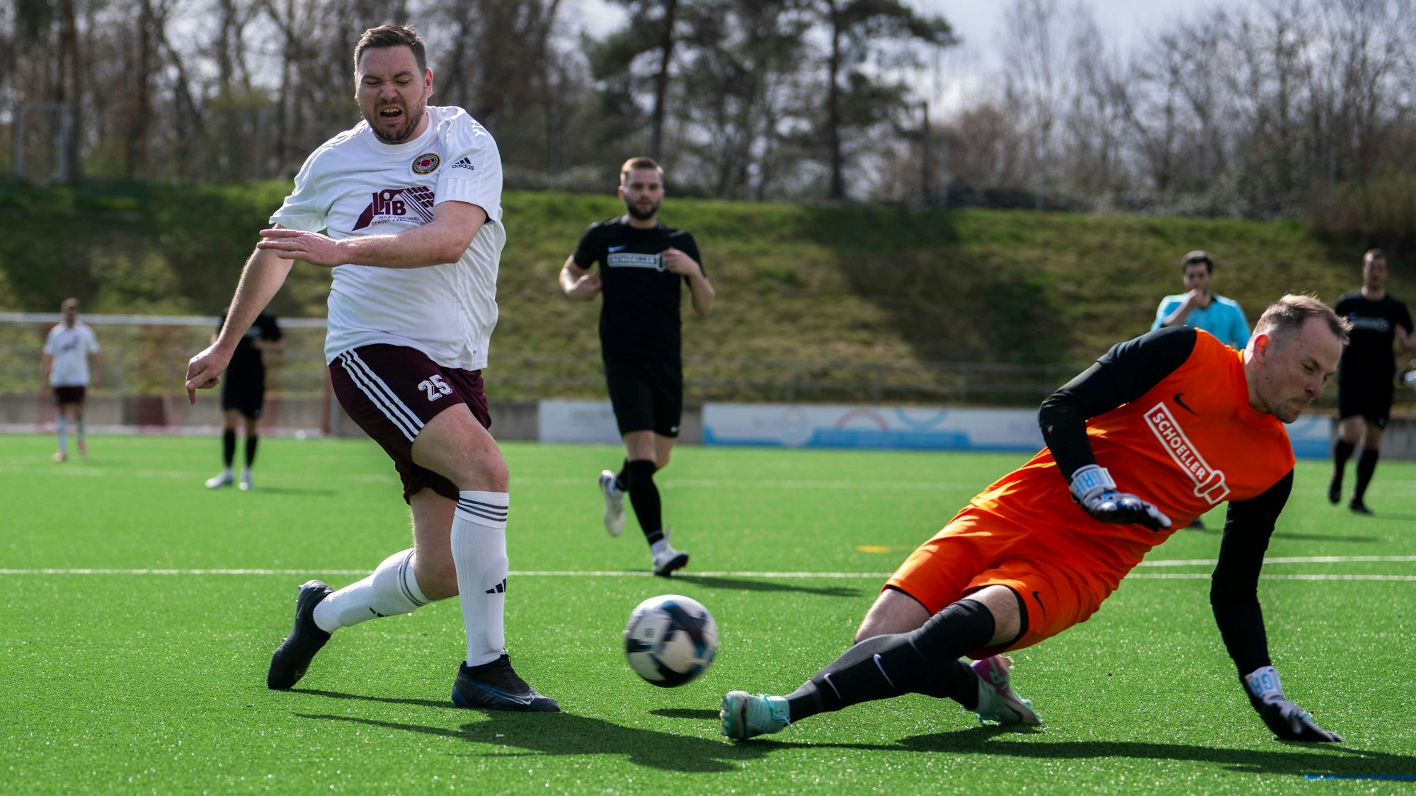 Das Bild zeigt Stefan Rempel, der den Ball gerade geschossen hat. Torhüter Jona Lorbach wirft sich ihm entgegen.