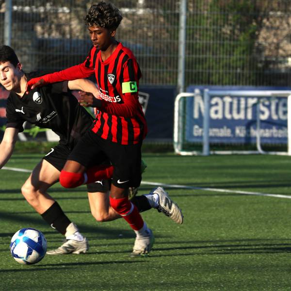 Der Kapitän der JSG Erft 01 setzt sich gegen einen anderen Spieler durch.