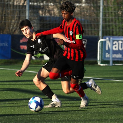 Der Kapitän der JSG Erft 01 setzt sich gegen einen anderen Spieler durch.