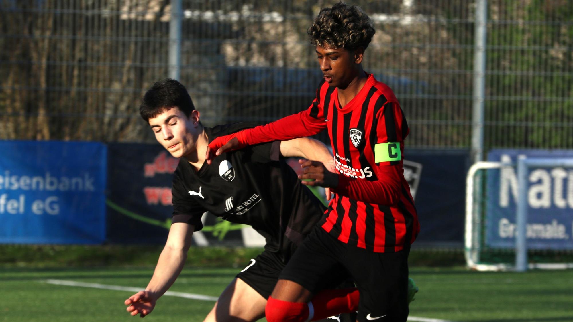 Aryan Suthaharan (r.) attackiert von hinten einen Gegenspieler.