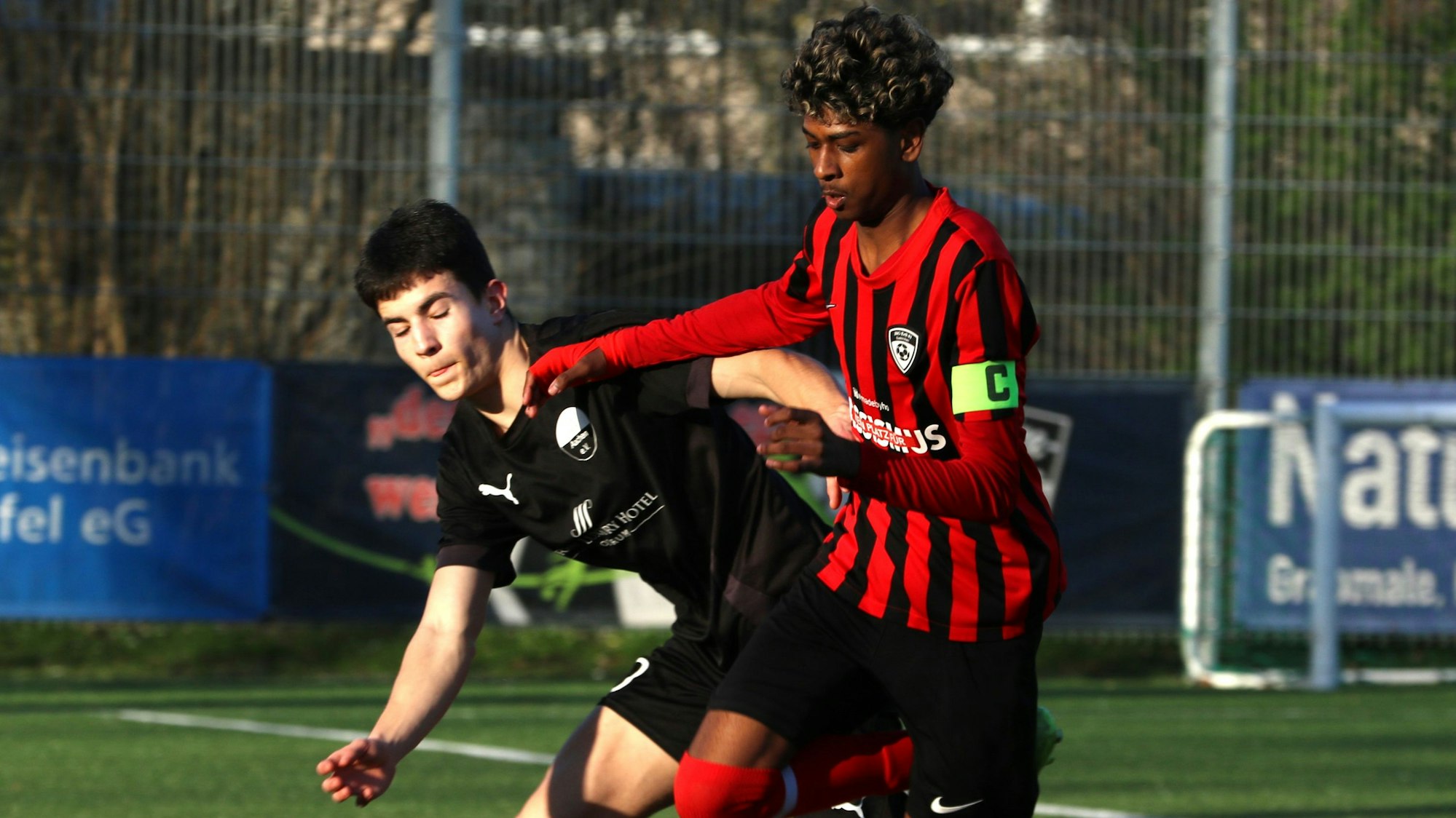 Aryan Suthaharan (r.) attackiert von hinten einen Gegenspieler.