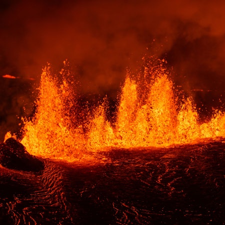 ARCHIV - 21.11.2024, Island, Reykjanes: Ein neuer Vulkanausbruch auf der Halbinsel Reykjanes in Island. (zu dpa: «Neuer Vulkanausbruch auf Island») Foto: Marco di Marco/AP/dpa +++ dpa-Bildfunk +++