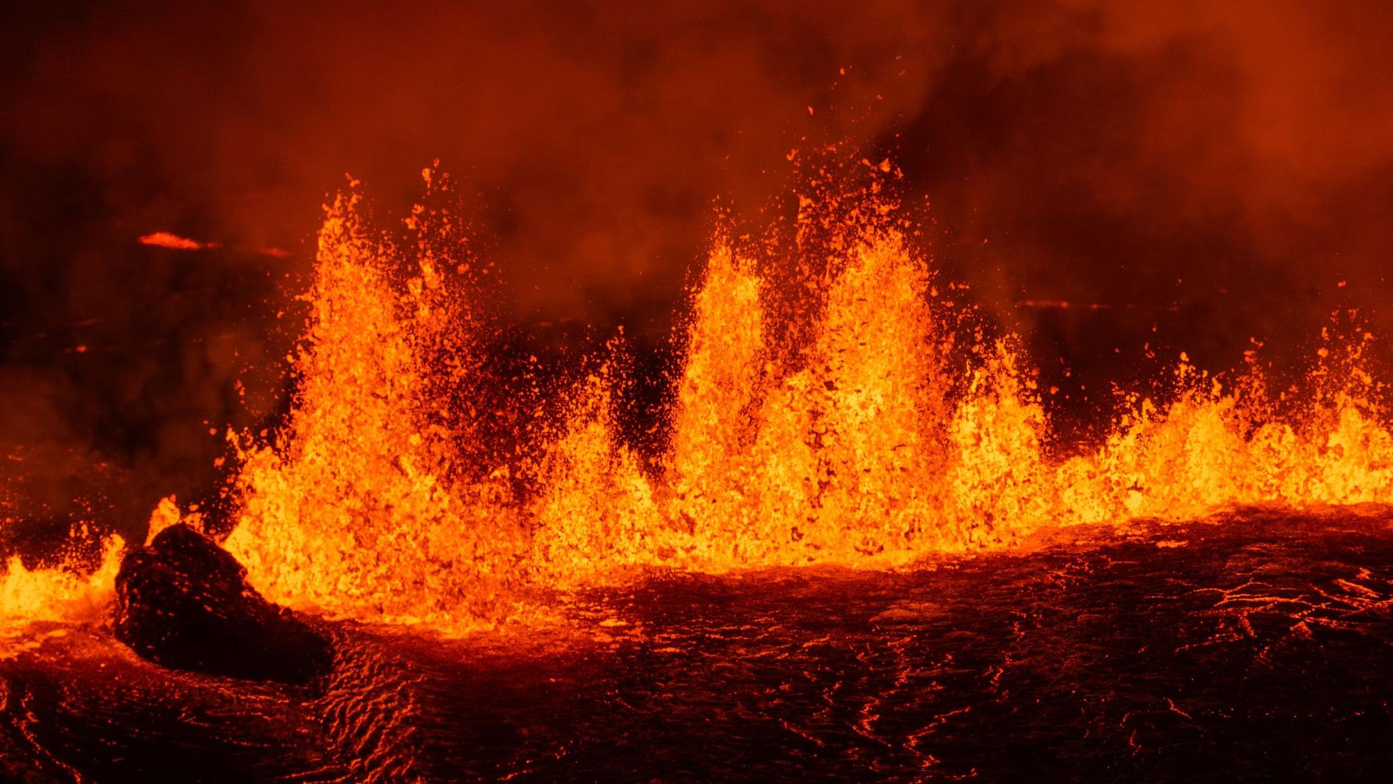 ARCHIV - 21.11.2024, Island, Reykjanes: Ein neuer Vulkanausbruch auf der Halbinsel Reykjanes in Island. (zu dpa: «Neuer Vulkanausbruch auf Island») Foto: Marco di Marco/AP/dpa +++ dpa-Bildfunk +++