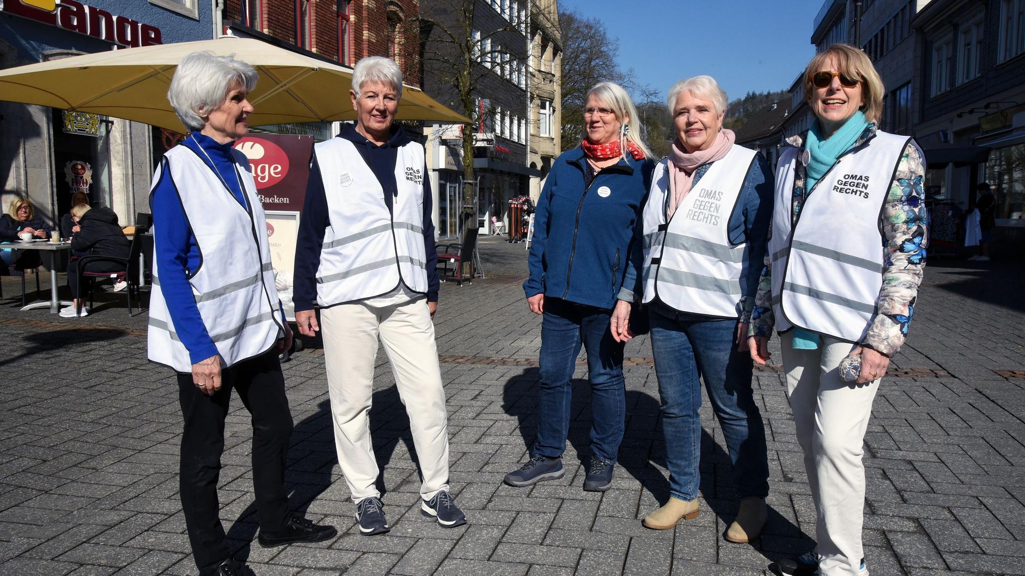 Das Foto zeigt fünf Frauen mit weißen Westen und der Aufschrift "Omas gegen Rechts".