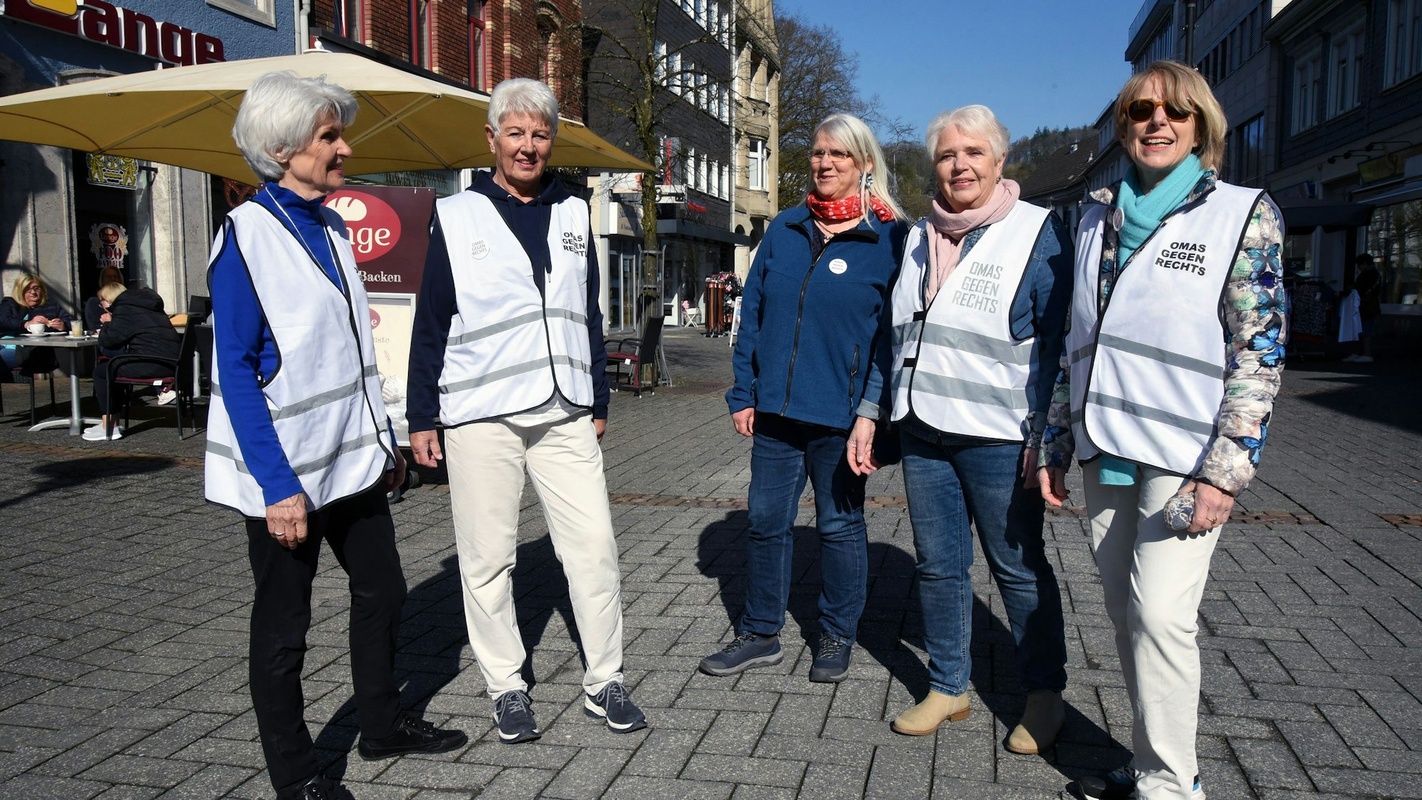 Das Foto zeigt fünf Frauen mit weißen Westen und der Aufschrift "Omas gegen Rechts".