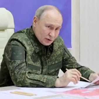 Kremlchef Wladimir Putin in Militäruniform. Die russische Regierung reagiert gelassen auf die Kritik von Donald Trump. Aus Kremlkreisen kommen derweil deutliche Signale. (Archivbild)