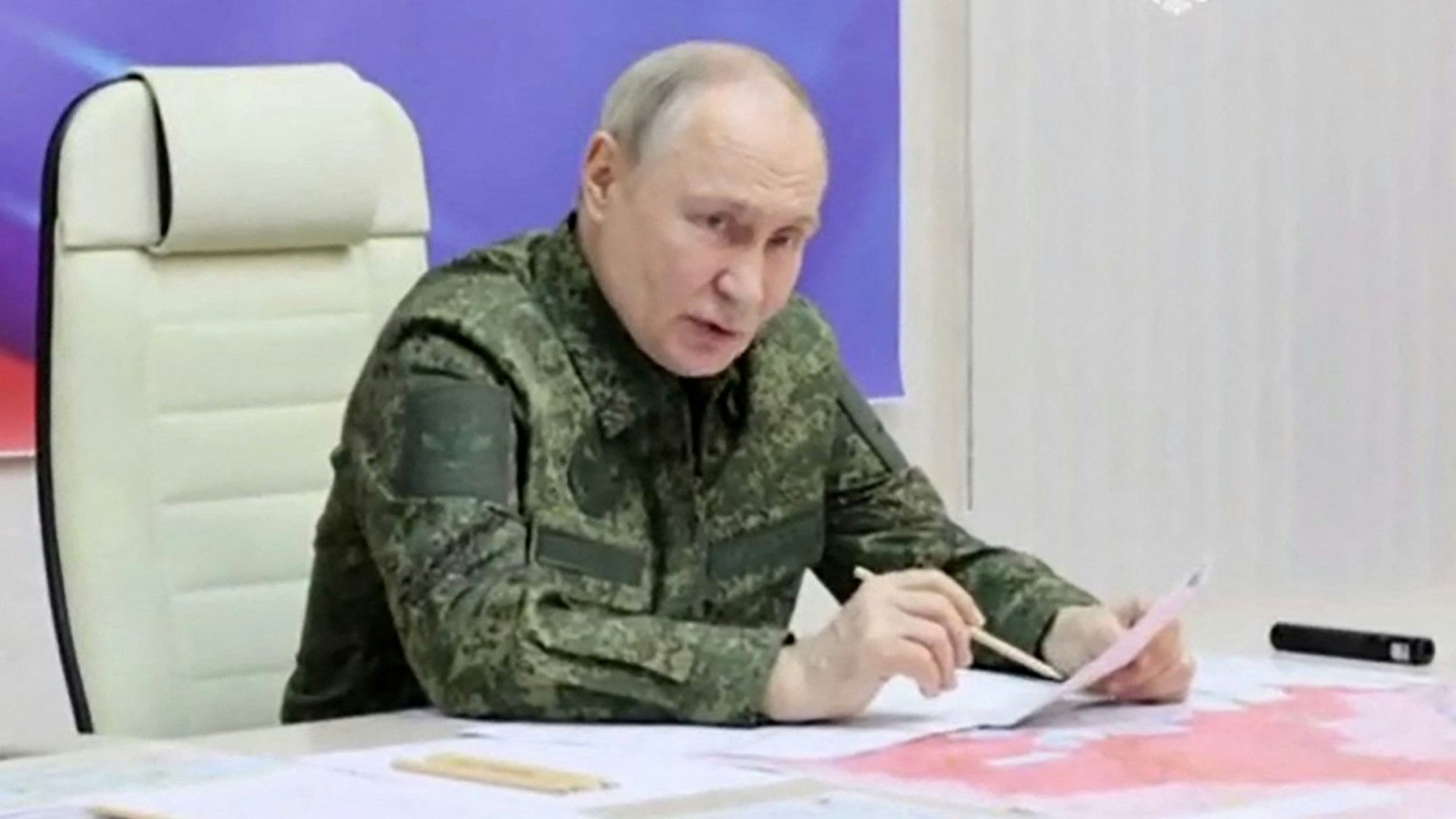 Kremlchef Wladimir Putin in Militäruniform. Die russische Regierung reagiert gelassen auf die Kritik von Donald Trump. Aus Kremlkreisen kommen derweil deutliche Signale. (Archivbild)