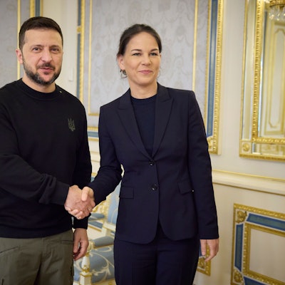 Der ukrainische Präsident Wolodymyr Selenskyj (l) und die deutsche Außenministerin Annalena Baerbock (Archivbild).
