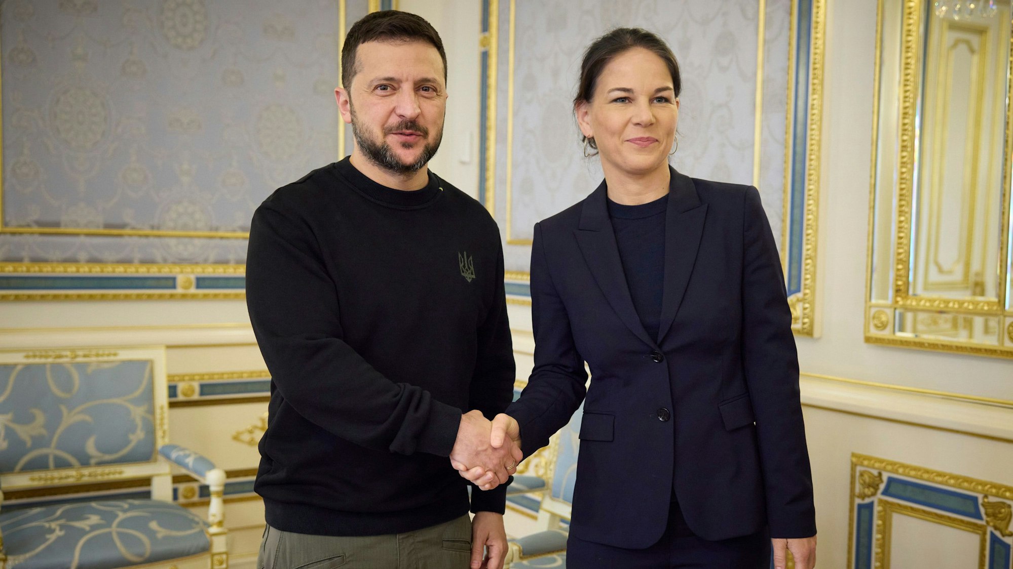 Der ukrainische Präsident Wolodymyr Selenskyj (l) und die deutsche Außenministerin Annalena Baerbock (Archivbild).
