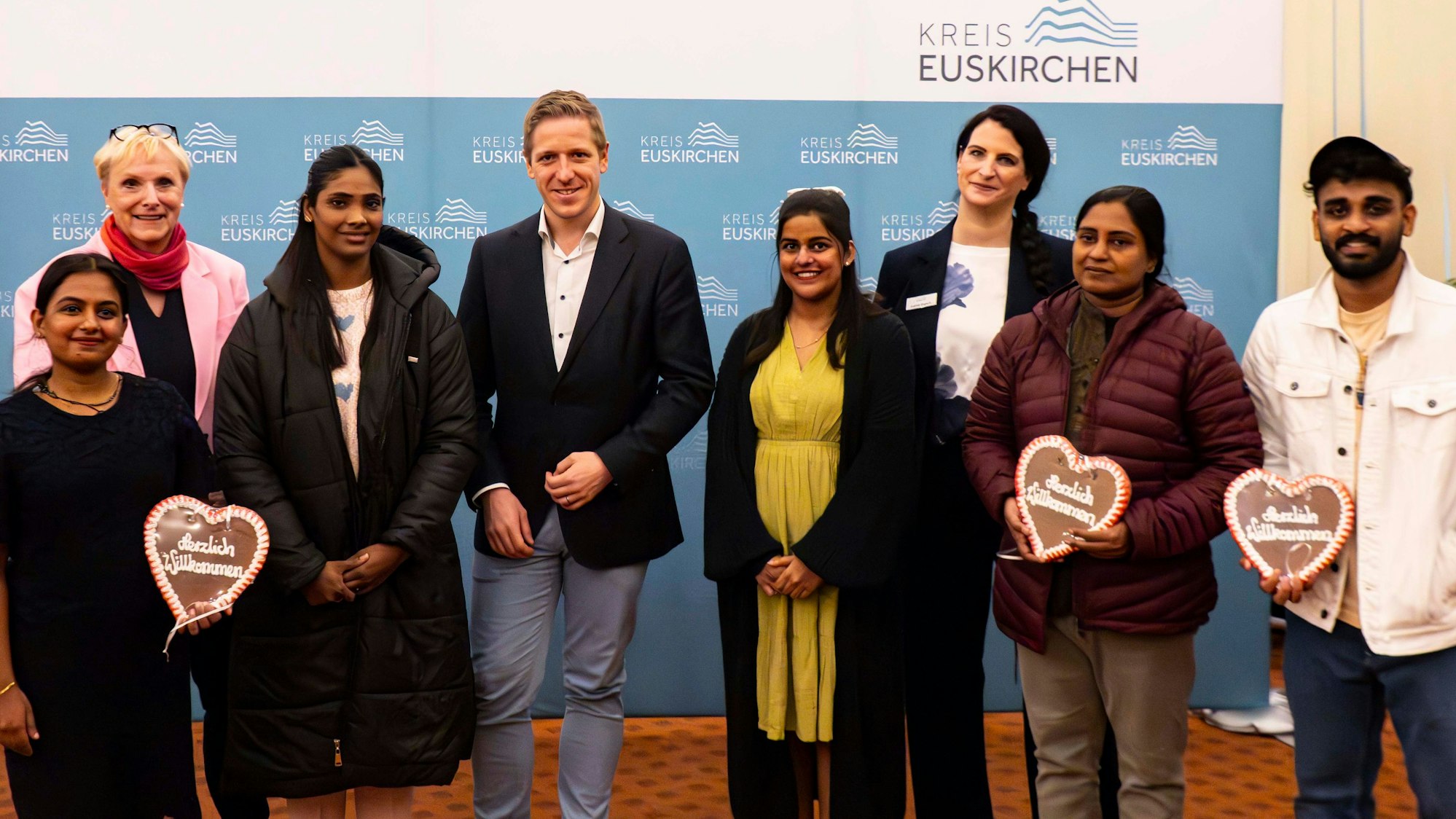 Das Bild zeigt die fünf indischen Pflegenden, Landrat Markus Ramers, Geschäftsbereichsleiterin Birgit Wonneberger-Wrede und Projektleiterin Sabine Engisch.