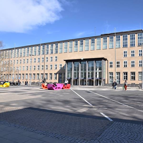 Das Bild zeigt das Hauptgebäude der Uni Köln.