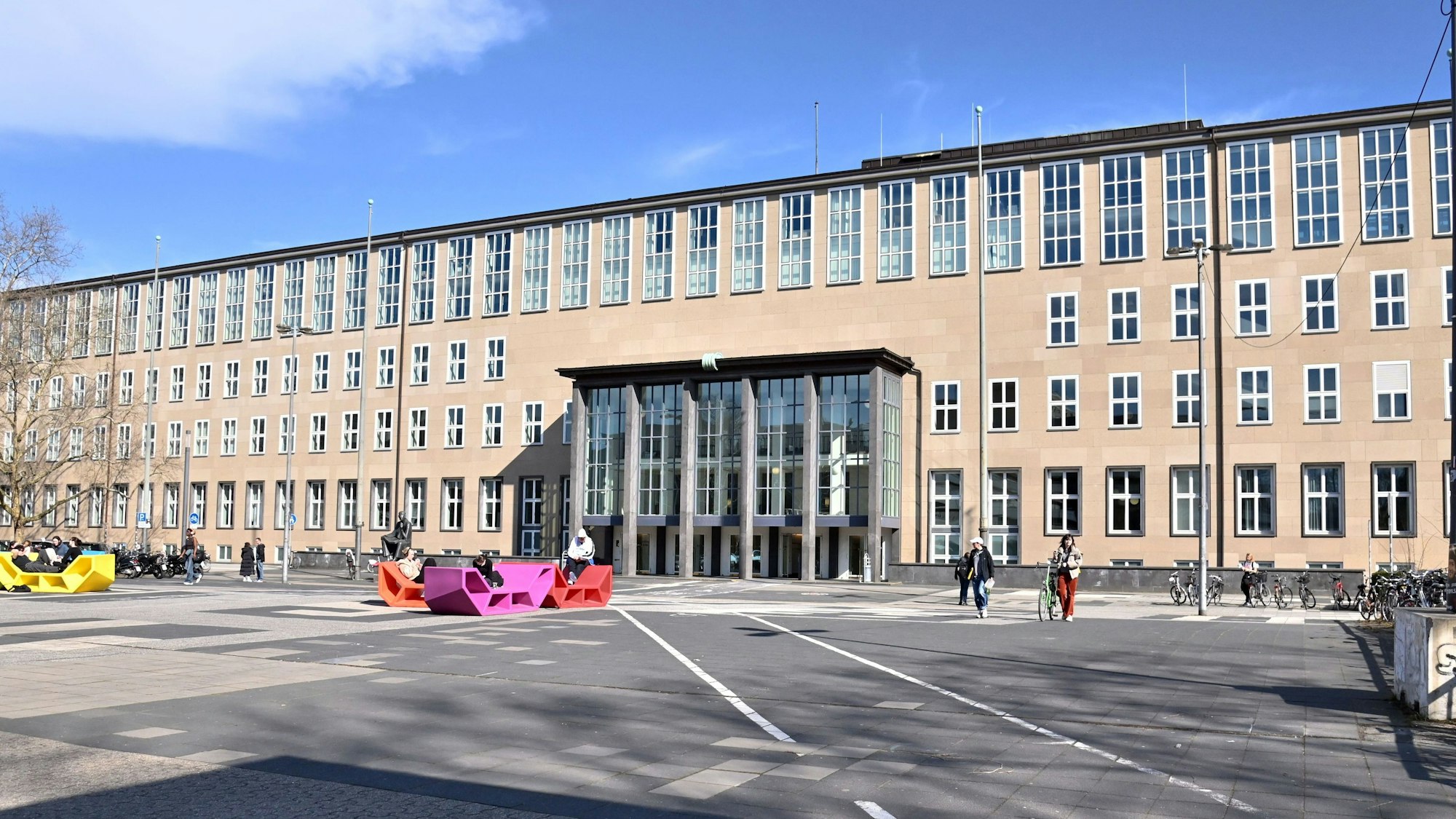 Das Bild zeigt das Hauptgebäude der Uni Köln.