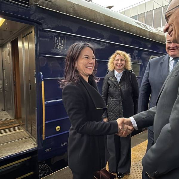 Annalena Baerbock wird bei ihrer Ankunft am Bahnsteig in Kiew von Andrij Sybiha (hinten), Außenminister der Ukraine, und dem deutschen Botschafter Martin Jäger (r) begrüßt. (Videostandbild)