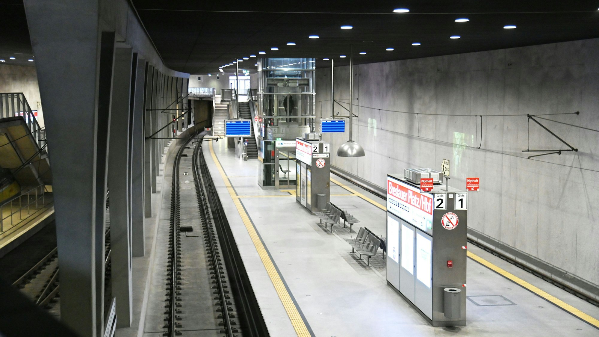 07.02.2025 Köln. Aufgrund des Warnstreiks im Öffentlichen Personennahverkehr (ÖPNV-Warnstreik) fahren ganztägig weder Busse noch Stadtbahnen der Kölner Verkehrsbetriebe (KVB). Breslauer Platz. Foto: Alexander Schwaiger