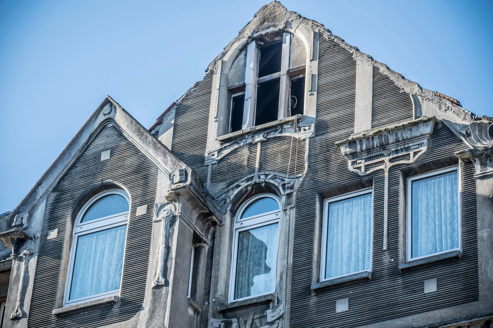 Zurzeit ist an ein Betreten nicht zu denken: Die Fenster der Wohnung von Michael und Aspasia Penlidis im Haus Düsseldorfer Straße Nr. 5 in Opladen sind geschlossen. nebenan hatte es gebrannt. Foto: Ralf Krieger