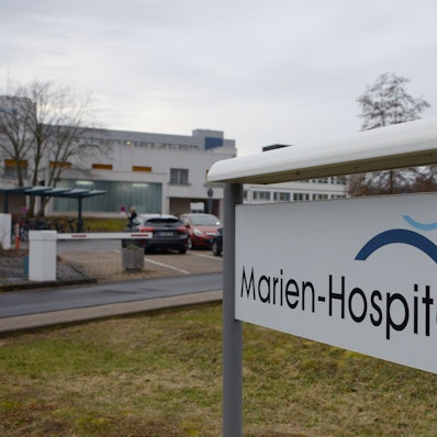 Das Bild zeigt die Zufahrt zum Euskirchener Krankenhaus mit einem Schild mit der Aufschrift „Marien-Hospital“.