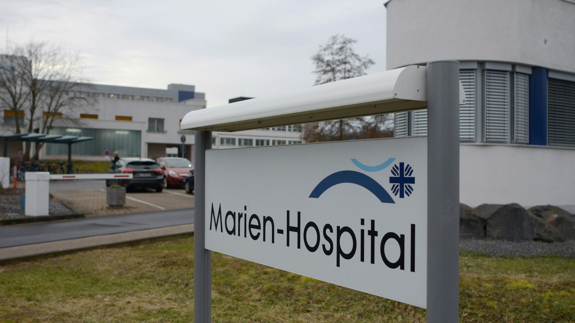 Das Bild zeigt die Einfahrt zum Krankenhaus und ein Schild mit der Auffahrt „Marien-Hospital“.