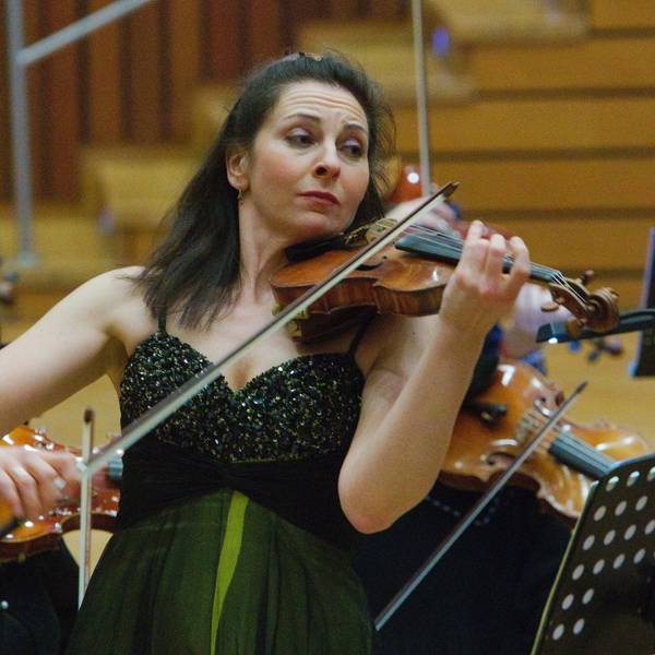 Solistin Alissa Margulis mit ihrer Violine bei einem Konzert.