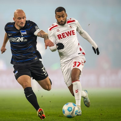 04.12.2024, Fussball: DFB Pokal, Saison 2024/2025, Achtelfinale, 1. FC Koeln - Hertha BSC Berlin im RheinEnergieStadion in Koeln. Zweikampf zwischen Toni Leistner Hertha BSC Berlin, 37 und Linton Maina 1. FC Koeln, 37. Wichtiger Hinweis: Gemaess den Vorgaben der DFL Deutsche Fussball Liga bzw. des DFB Deutscher Fussball-Bund ist es untersagt, in dem Stadion und/oder vom Spiel angefertigte Fotoaufnahmen in Form von Sequenzbildern und/oder videoaehnlichen Fotostrecken zu verwerten bzw. verwerten zu lassen. Foto: Kirchner-Media/TH *** 04 12 2024, Football DFB Cup, Season 2024 2025, Round of 16, 1 FC Koeln Hertha BSC Berlin at RheinEnergieStadion in Koeln duel between Toni Leistner Hertha BSC Berlin, 37 and Linton Maina 1 FC Koeln, 37 Important note In accordance with the regulations of the DFL German Football League and the DFB German Football Association, it is prohibited to utilize or have utilized photographs taken in the stadium and / or of the match in the form of sequential images and / or video-like photo series Foto Kirchner Media TH Copyright: xKirchner-Media/THx