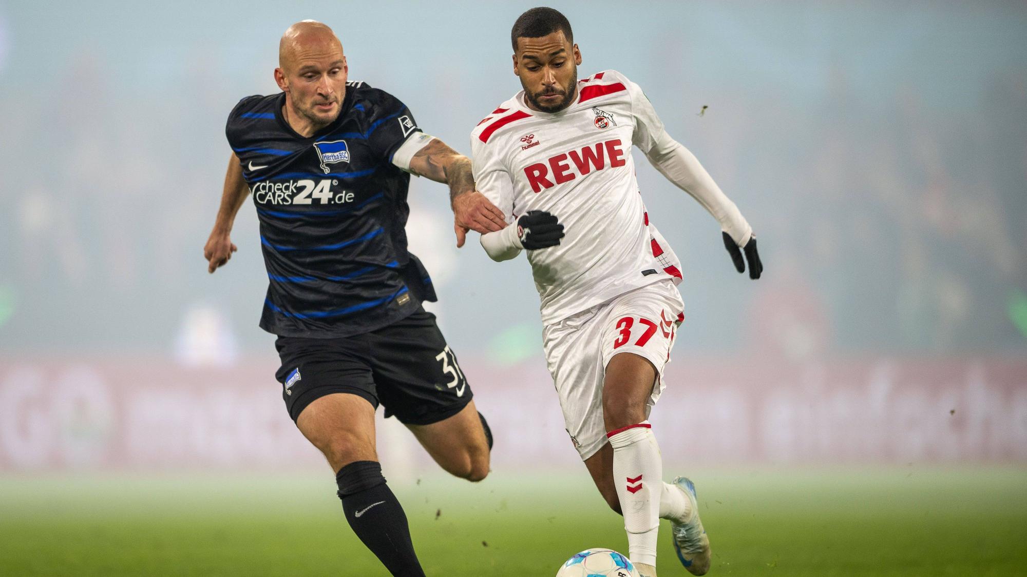 04.12.2024, Fussball: DFB Pokal, Saison 2024/2025, Achtelfinale, 1. FC Koeln - Hertha BSC Berlin im RheinEnergieStadion in Koeln. Zweikampf zwischen Toni Leistner Hertha BSC Berlin, 37 und Linton Maina 1. FC Koeln, 37. Wichtiger Hinweis: Gemaess den Vorgaben der DFL Deutsche Fussball Liga bzw. des DFB Deutscher Fussball-Bund ist es untersagt, in dem Stadion und/oder vom Spiel angefertigte Fotoaufnahmen in Form von Sequenzbildern und/oder videoaehnlichen Fotostrecken zu verwerten bzw. verwerten zu lassen. Foto: Kirchner-Media/TH *** 04 12 2024, Football DFB Cup, Season 2024 2025, Round of 16, 1 FC Koeln Hertha BSC Berlin at RheinEnergieStadion in Koeln duel between Toni Leistner Hertha BSC Berlin, 37 and Linton Maina 1 FC Koeln, 37 Important note In accordance with the regulations of the DFL German Football League and the DFB German Football Association, it is prohibited to utilize or have utilized photographs taken in the stadium and / or of the match in the form of sequential images and / or video-like photo series Foto Kirchner Media TH Copyright: xKirchner-Media/THx