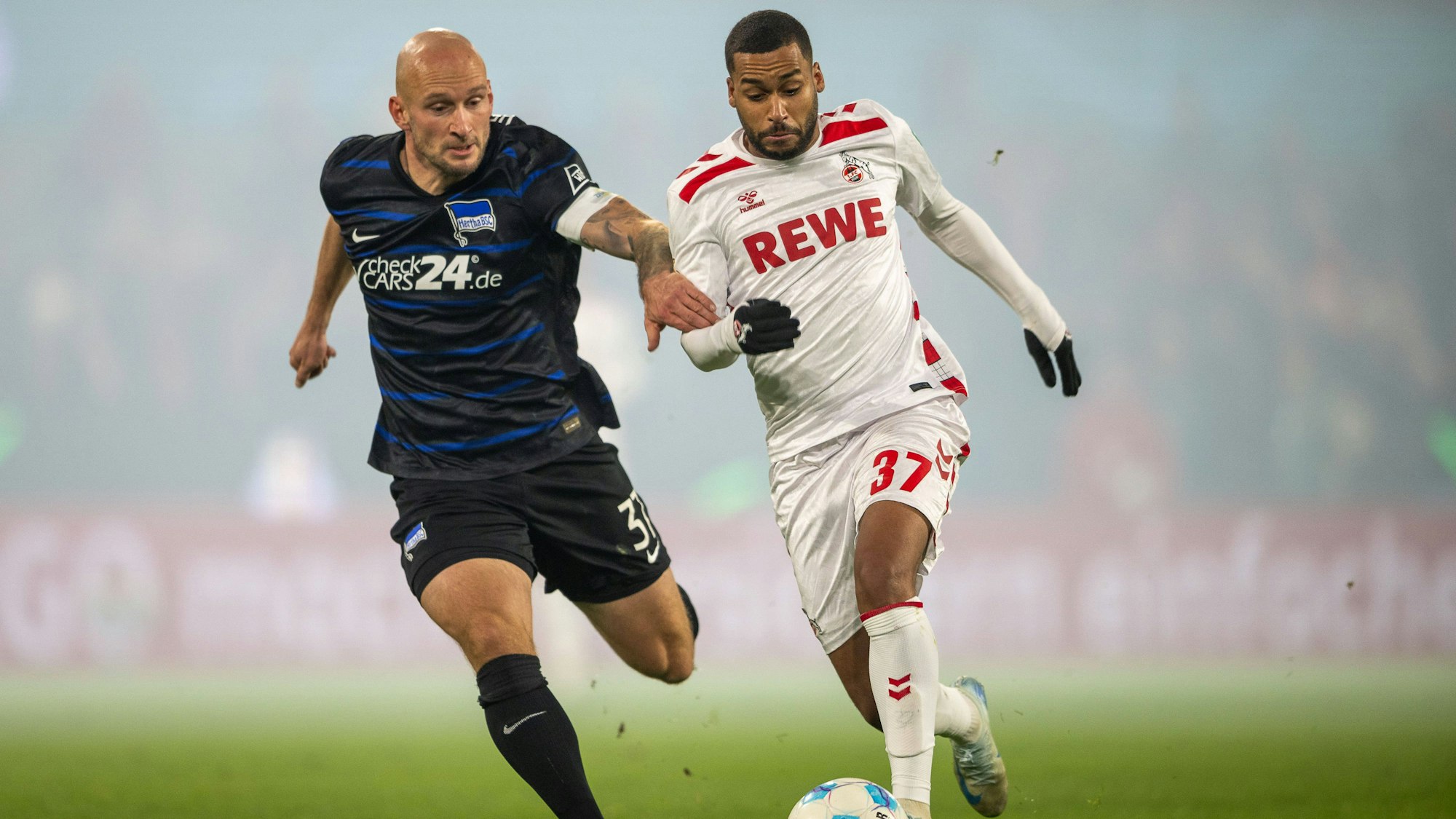 04.12.2024, Fussball: DFB Pokal, Saison 2024/2025, Achtelfinale, 1. FC Koeln - Hertha BSC Berlin im RheinEnergieStadion in Koeln. Zweikampf zwischen Toni Leistner Hertha BSC Berlin, 37 und Linton Maina 1. FC Koeln, 37. Wichtiger Hinweis: Gemaess den Vorgaben der DFL Deutsche Fussball Liga bzw. des DFB Deutscher Fussball-Bund ist es untersagt, in dem Stadion und/oder vom Spiel angefertigte Fotoaufnahmen in Form von Sequenzbildern und/oder videoaehnlichen Fotostrecken zu verwerten bzw. verwerten zu lassen. Foto: Kirchner-Media/TH *** 04 12 2024, Football DFB Cup, Season 2024 2025, Round of 16, 1 FC Koeln Hertha BSC Berlin at RheinEnergieStadion in Koeln duel between Toni Leistner Hertha BSC Berlin, 37 and Linton Maina 1 FC Koeln, 37 Important note In accordance with the regulations of the DFL German Football League and the DFB German Football Association, it is prohibited to utilize or have utilized photographs taken in the stadium and / or of the match in the form of sequential images and / or video-like photo series Foto Kirchner Media TH Copyright: xKirchner-Media/THx