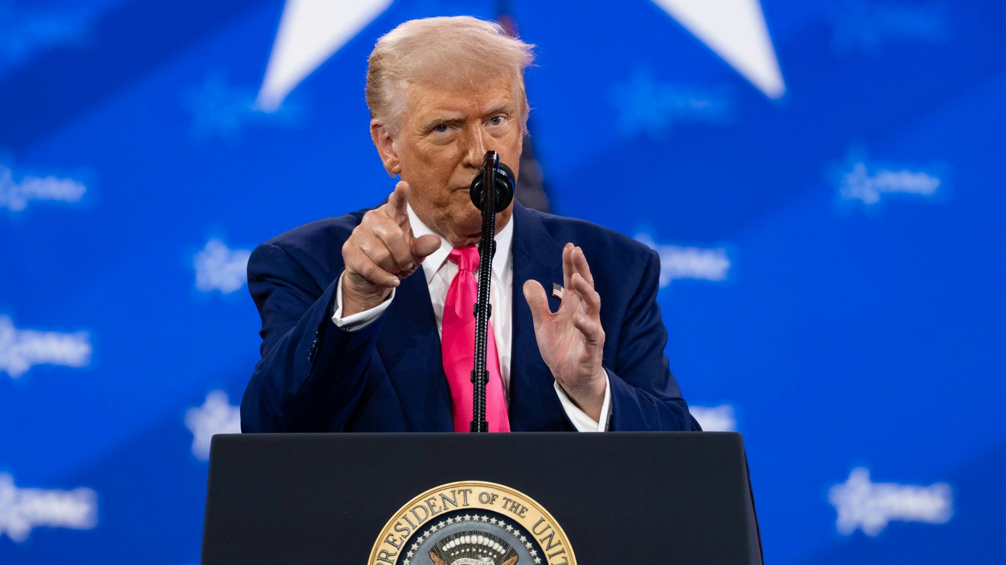 Das Foto zeigt US-Präsident Trump bei einer Rede.