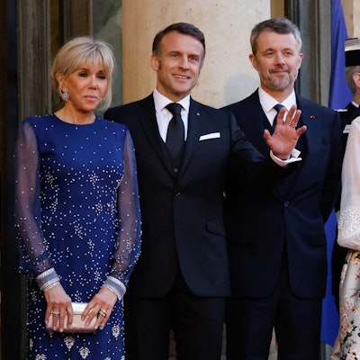Frankreichs Präsident Emmanuel Macron (2. v. l.) und seine Frau Brigitte Macron (l.) empfangen König Frederik X. (2. v. r.) und Königin Mary (r.) zu einem Staatsdinner zu Ehren des dänischen Königspaares im Elysee-Präsidentenpalast in Paris.