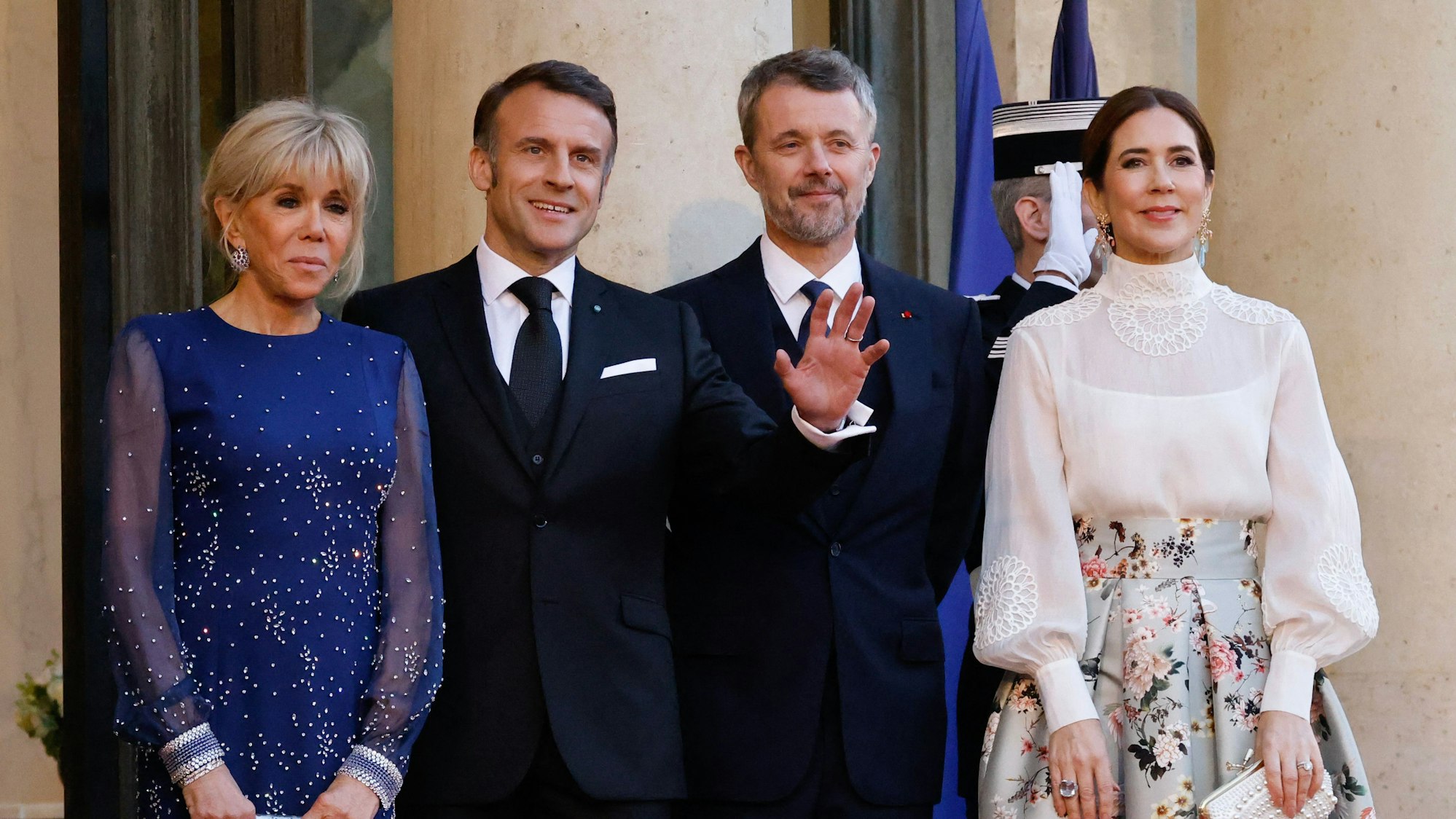 Frankreichs Präsident Emmanuel Macron (2. v. l.) und seine Frau Brigitte Macron (l.) empfangen König Frederik X. (2. v. r.) und Königin Mary (r.) zu einem Staatsdinner zu Ehren des dänischen Königspaares im Elysee-Präsidentenpalast in Paris.