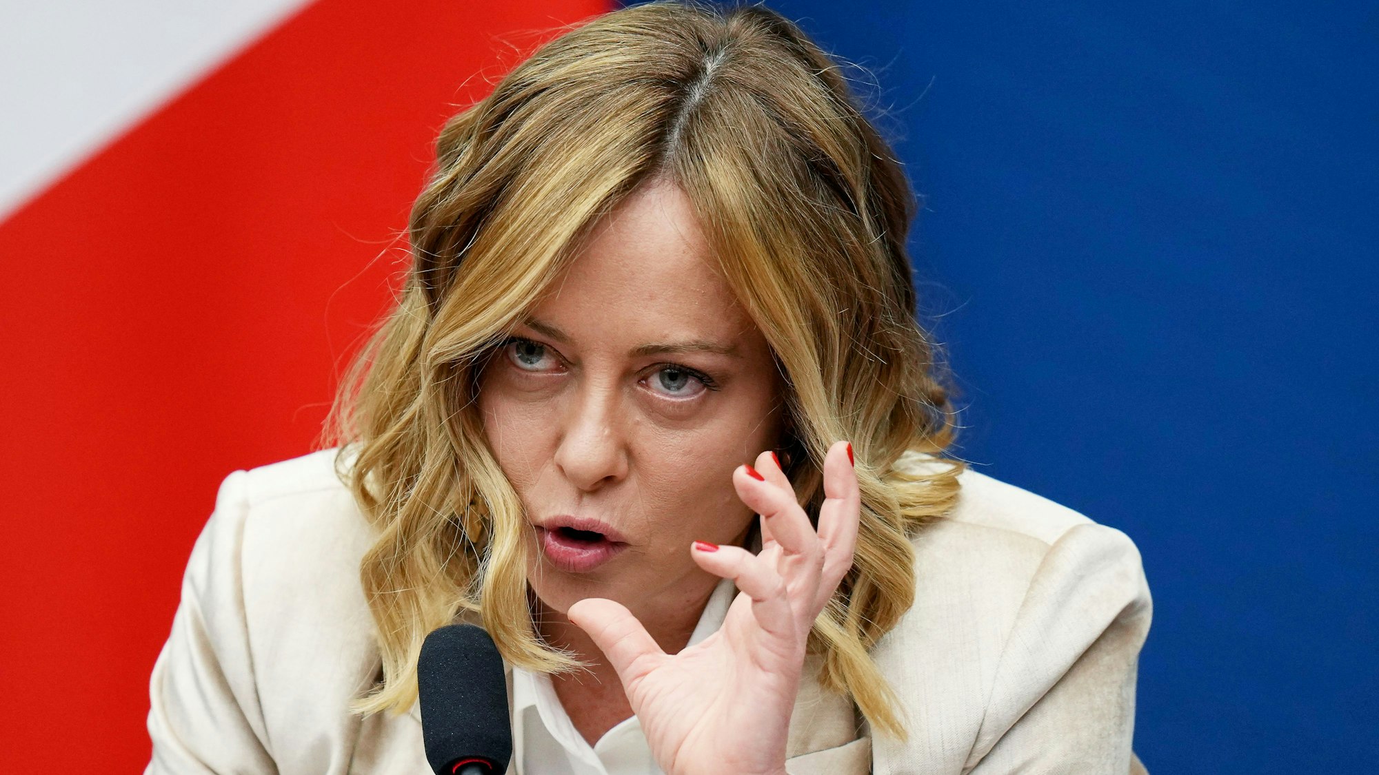 Giorgia Meloni, Ministerpräsidentin von Italien, gestikuliert während einer Pressekonferenz zum Abschluss des Jahres 2024. (Archivbild)