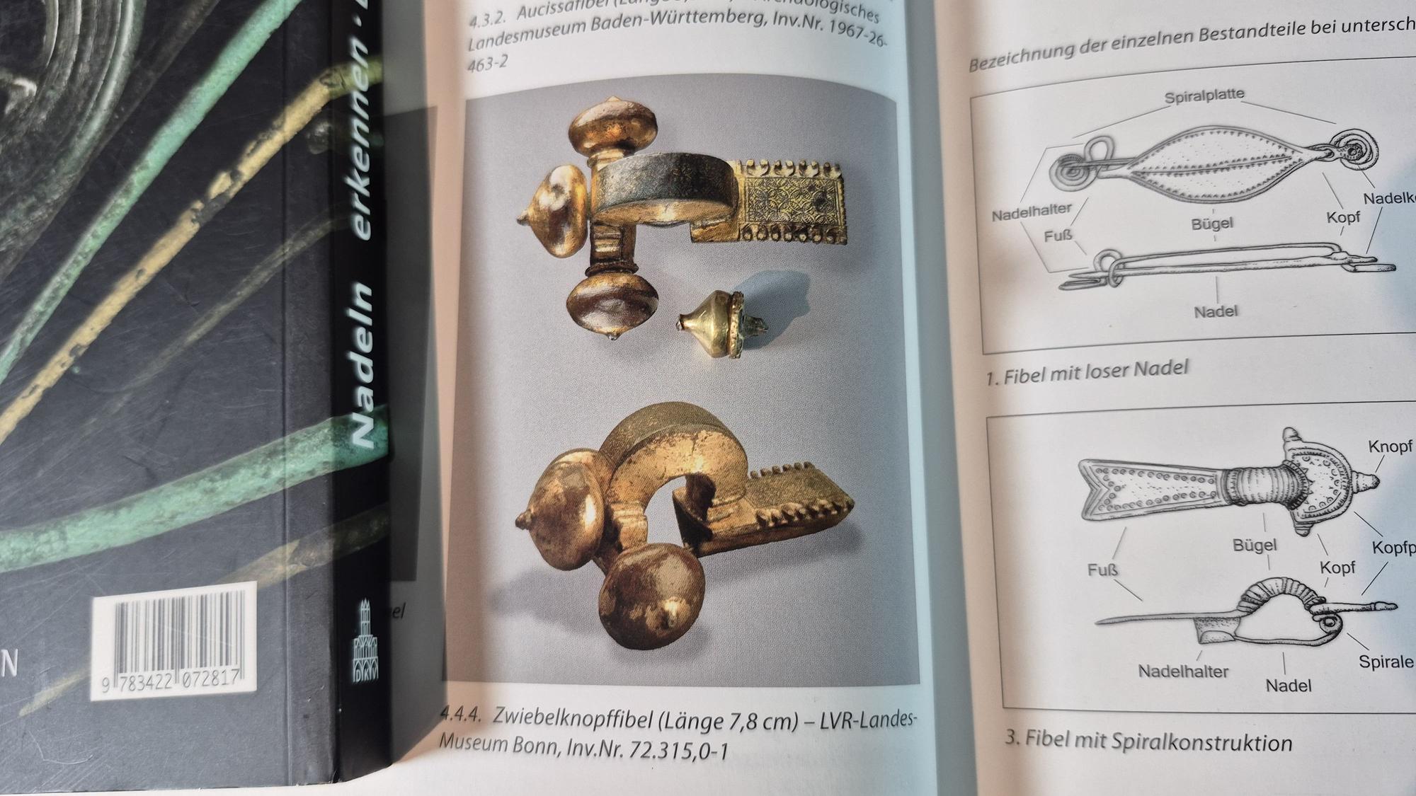 So in etwa hat die goldene Fibel ausgesehen.