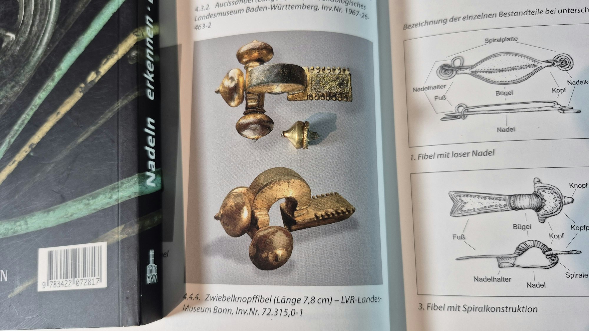 So in etwa hat die goldene Fibel ausgesehen.