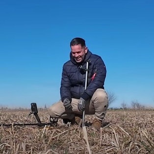 Der Kölner Schatzsucher Carsten Konze aka „German Treasure Hunter“ bei seinem Einsatz auf dem Feld.