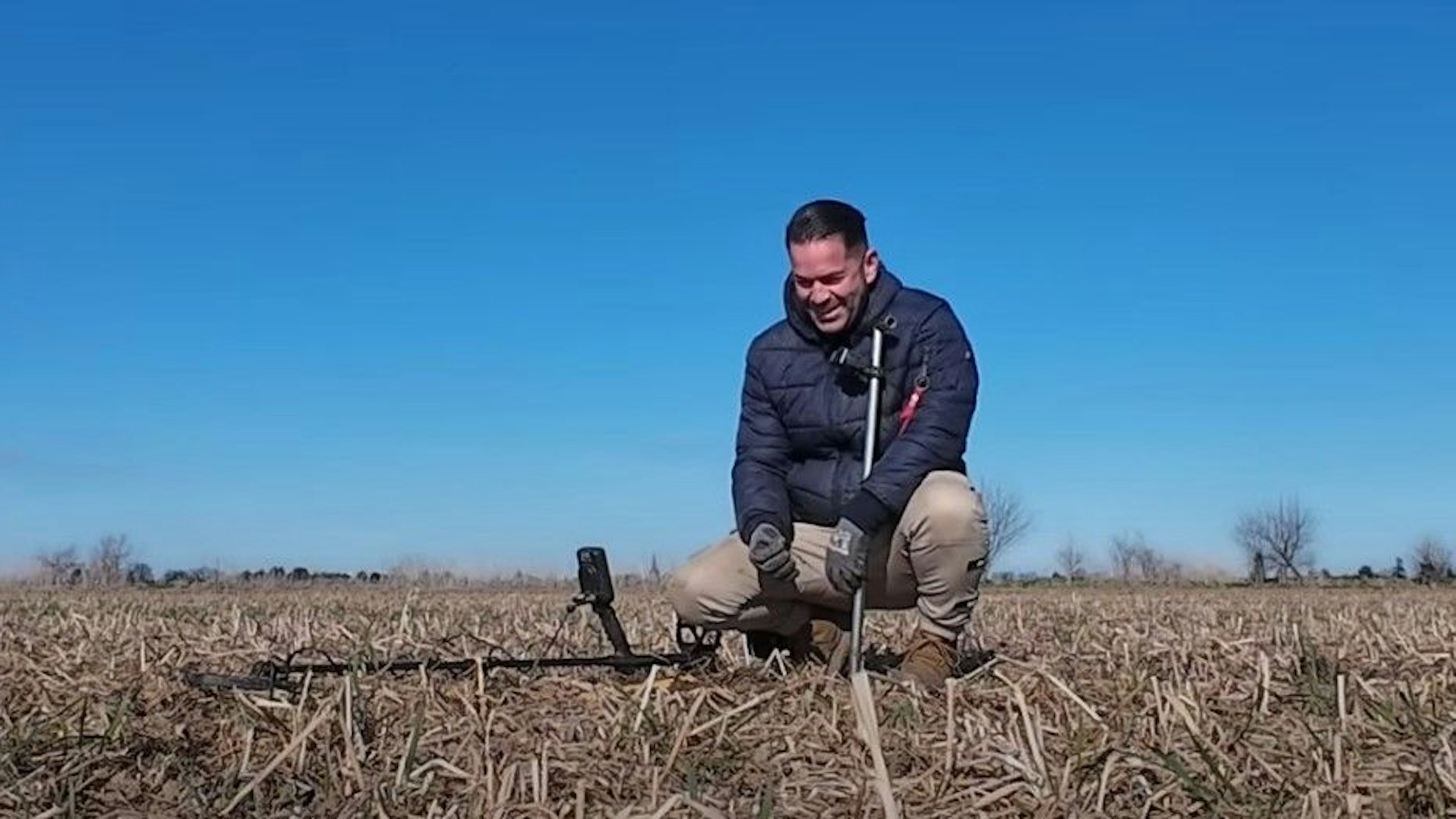 Der Kölner Schatzsucher Carsten Konze aka „German Treasure Hunter“ bei seinem Einsatz auf dem Feld.