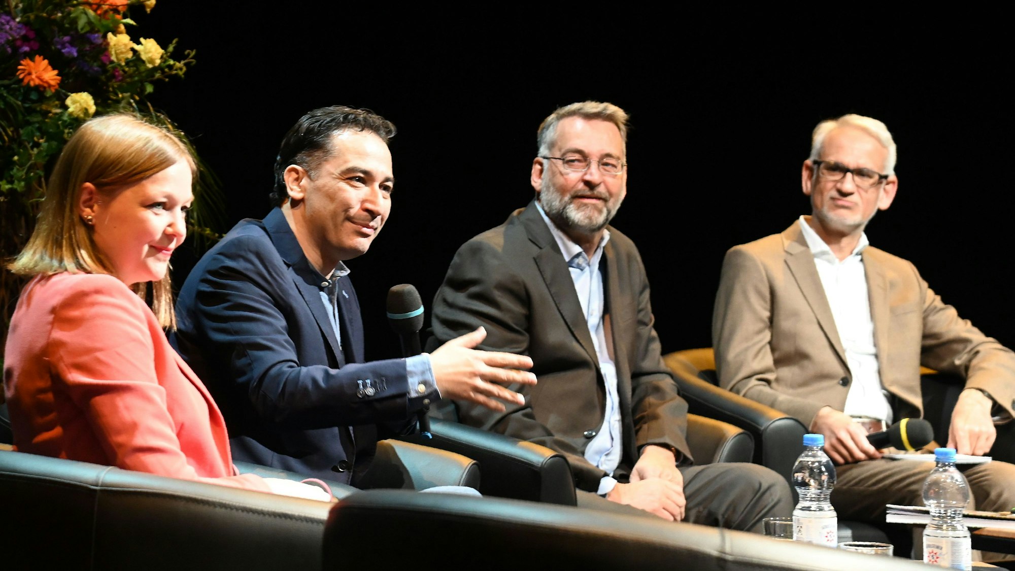 Auf dem Podium der Kölner Oper sitzen Svenja Gottsmann, Andrés Orozco-Estrada, Hein Mulders und Stephan Steinmetz