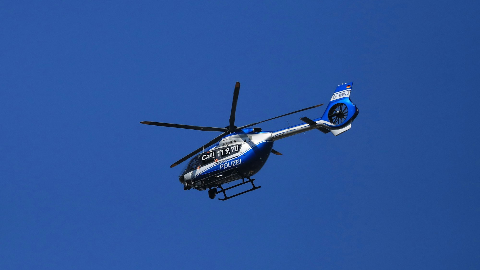 Symbolfoto/Symbolbild: Ein Polizeihubschrauber fliegt über dem Kölner Stadtteil Porz-Eil.
