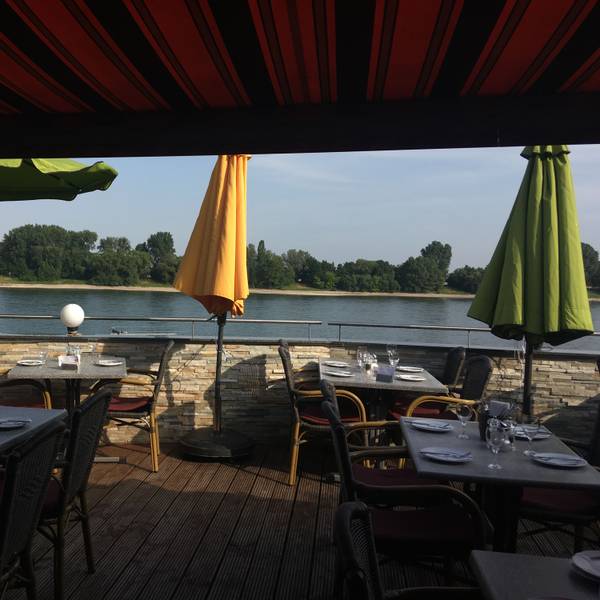 Ein Restaurant in Sürth mit Blick auf den Rhein.