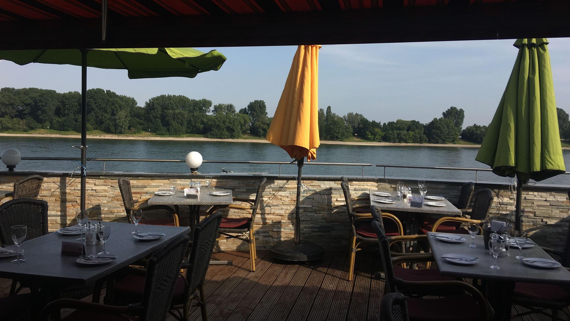 Die Sürther Rheinterrassen im Kölner Süden.