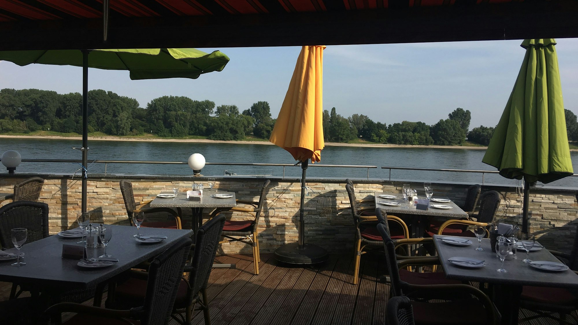 Die Sürther Rheinterrassen im Kölner Süden.