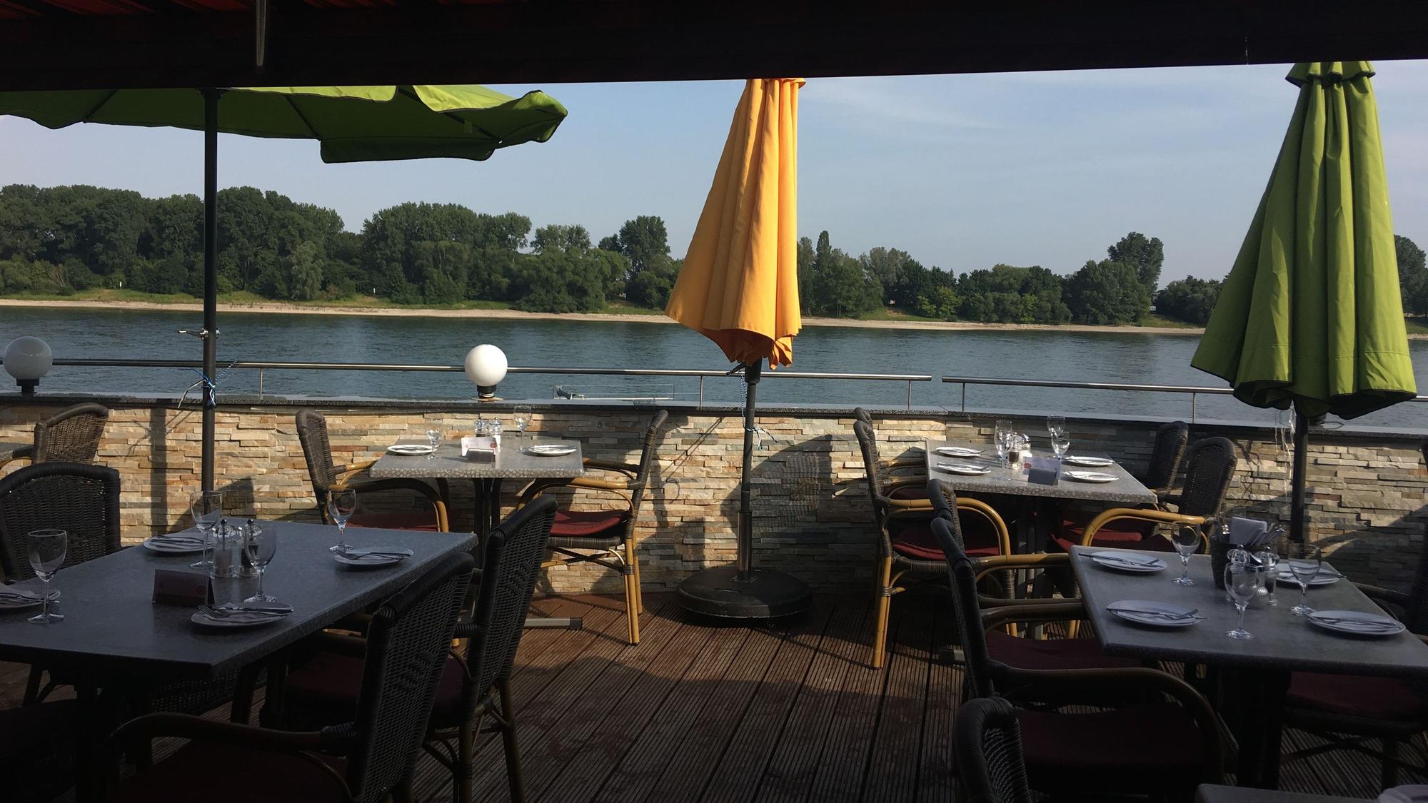 Ein Restaurant in Sürth mit Blick auf den Rhein.